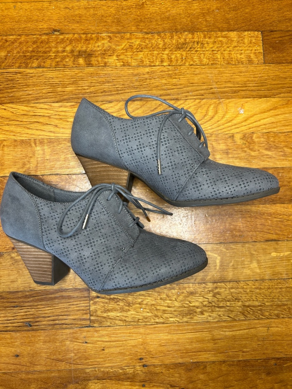 Dr. Scholl's Gray Perforated Lace-Up Block Heel Oxfords